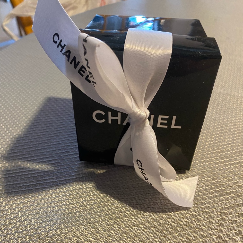 Authentic Channel box w/ bow - Picture 6 of 8